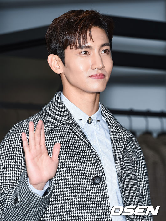 On the afternoon of the 25th, a photo wall Event was held at S Factory D-dong, Seongsu-dong, Seoul to commemorate the T.I FOR MEM rebranding fashion show.The Event was attended by Choi Changmin, Bae Jung-nam, Hong Jong-hyun, Cho Dong-hyuk, Lee Yeol-eum, Park Min-ji, Yoon Joo-hee Kim Seo-ra, Kim Ho-chang,Choi Gang-chang-min is posing.