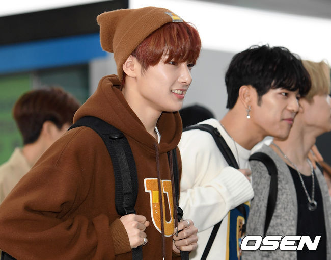 On the afternoon of the 25th, Group StrayKids left Incheon International Airport for overseas schedule.Group StrayKids Ayen heads to the departure hall