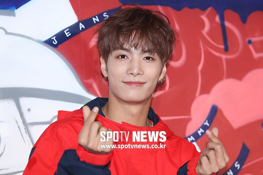 A photo wall event commemorating the opening of a clothing brand store was held on the boulevard road in Sinsa-dong, Gangnam-gu, Seoul on the afternoon of the 25th. NUEST JR poses.