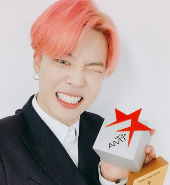 Jimin posted a picture on the official BTS Twitter on the 25th with an article entitled Thank you very much to our ami who gave me a precious gift, please give me a good Haru today.The netizens who encountered this responded in various ways such as Congratulations, Thank you and Send a good Haru.On the other hand, BTS, which Jimin belongs to, proved to be big in TMA held on the 24th, including four grand prizes including the target.