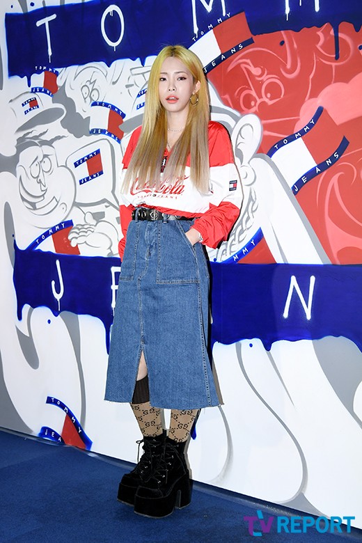Singer Heize attends a fashion brand event held at Sinsa-dong, Gangnam-gu, Seoul on the afternoon of the 25th and has photo time.