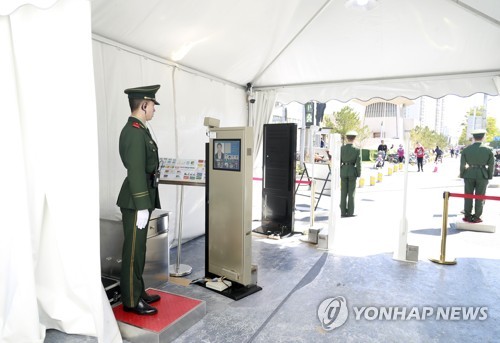 일대일로 국제협력 정상포럼 철통경비 (베이징=연합뉴스) 김진방 특파원 = 중국 베이징에서 25일부터 사흘간 일대일로(一帶一路:육상·해상 실크로드) 국제협력 정상포럼이 열리는 가운데 37개국 정상을 비롯해 국제기구 수장들이 모이는 행사장에 철통 경비가 이뤄지고 있다. 언론을 비롯해 행사 참가자들이 외부에서 행사장까지 진입하기 위해서는 3중 보안검색을 통과해야 한다. 사진은 행사장에 마련된 안면인식장비.2019.4.25 chinakim@yna.co.kr