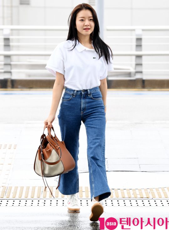 Actor Go Ah-sung is showing off his airport fashion by leaving for Vietnam through Incheon International Airport on the morning of the 26th.