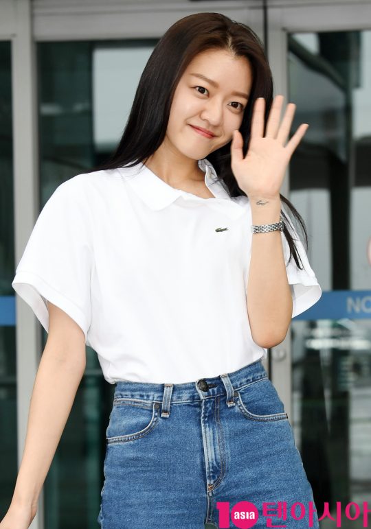Actor Go Ah-sung is showing off his airport fashion by leaving for Vietnam through Incheon International Airport on the morning of the 26th.
