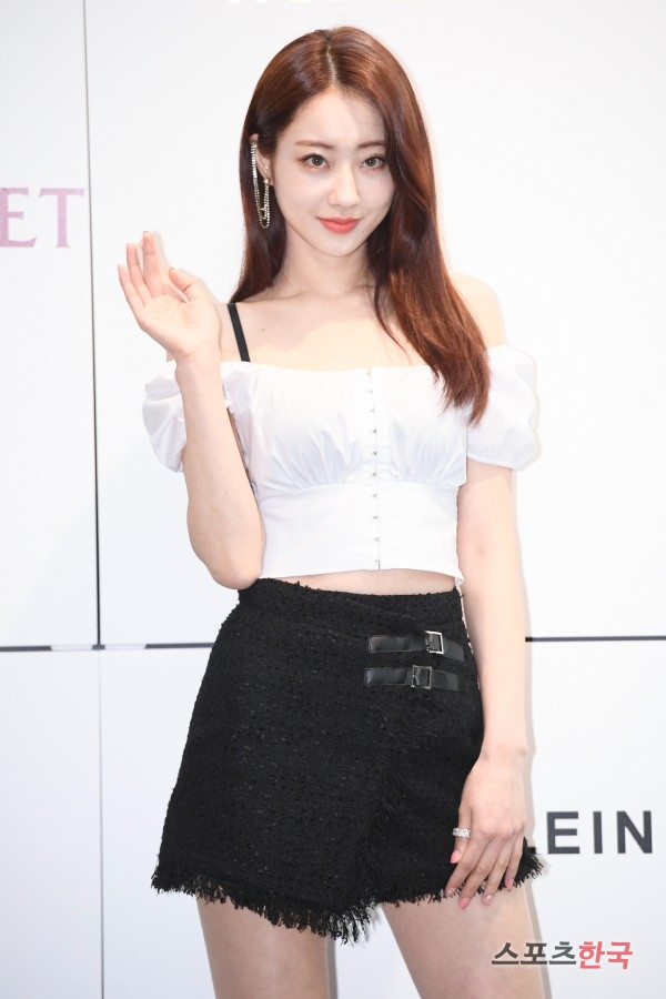 Kyungri is attending the 2019 emcorset fashion show The M Corset Moment held at the Layer 57 in Seongsu-dong, Seongdong-gu, Seoul on the afternoon of the 25th.