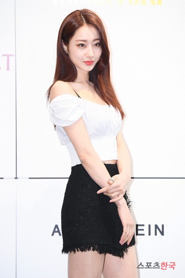 Kyungri is attending the 2019 emcorset fashion show The M Corset Moment held at the Layer 57 in Seongsu-dong, Seongdong-gu, Seoul on the afternoon of the 25th.