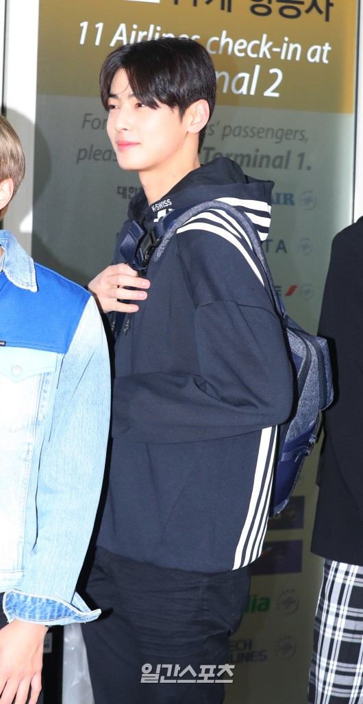 Jung Eun-woo poses as he enters the departure hall.