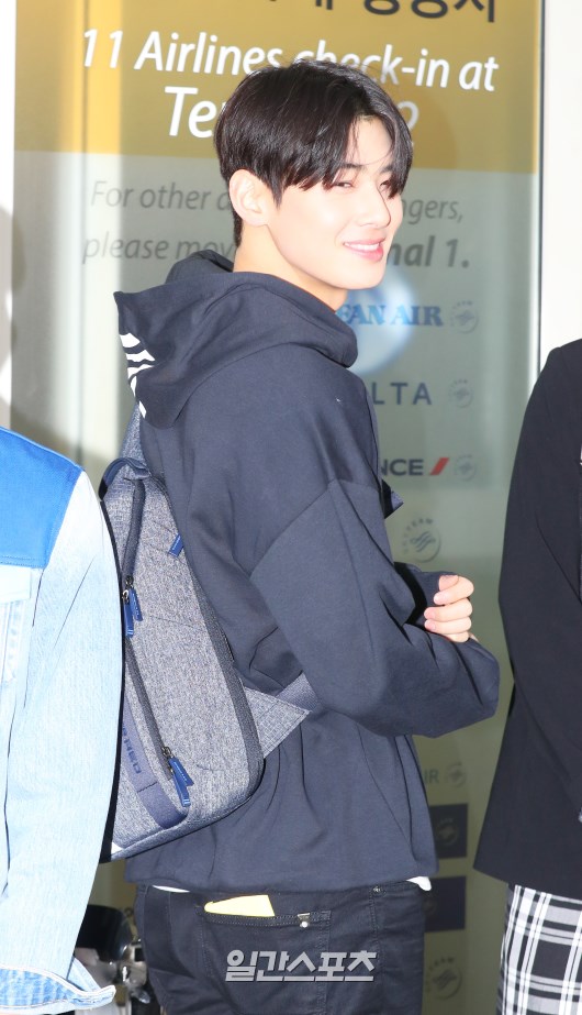 Jung Eun-woo poses as he enters the departure hall.