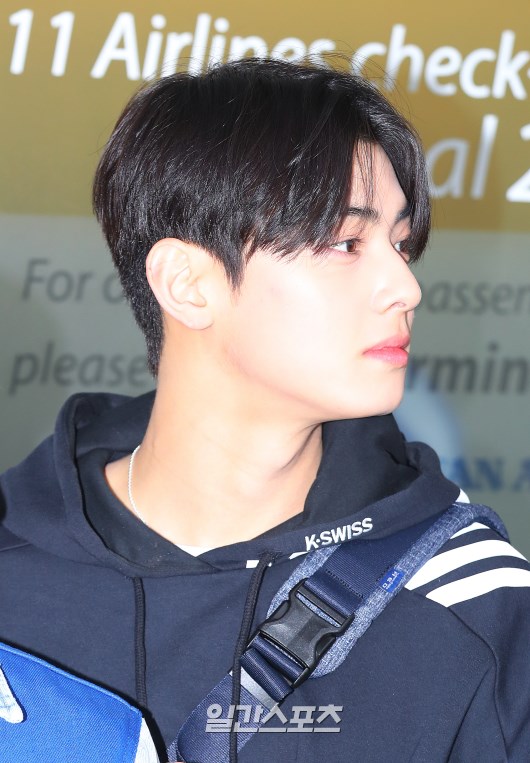 Jung Eun-woo poses as he enters the departure hall.