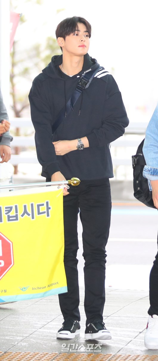 Jung Eun-woo poses as he enters the departure hall.