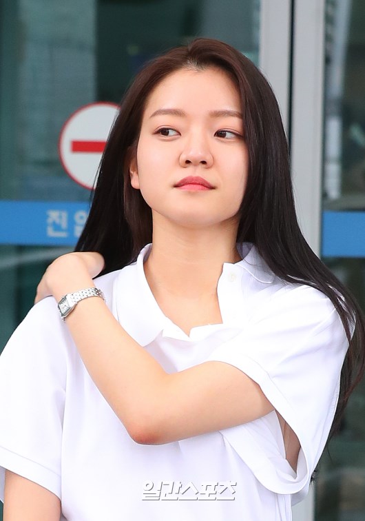 Go Ah-sung poses as he enters the departure hall