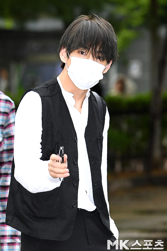 <p>KBS 2TV Music Bank Replay this 26, Seoul Yeongdeungpo-GU Yeouido KBS new building public hall in progress.</p><p>Group BTS(BTS)member V Music Bank Replay commute on hand to.</p>