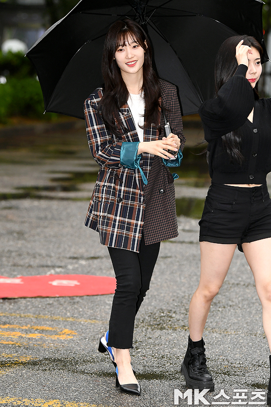 KBS 2TV Music Bank rehearsal was held at the public hall of KBS New Building in Yeouido, Yeongdeungpo-gu, Seoul on the 26th.Girl group DIAmond member Jung Chae-yeon is smiling at the Music Bank rehearsal.