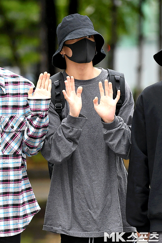 KBS 2TV Music Bank rehearsal was held at the public hall of KBS New Building in Yeouido, Yeongdeungpo-gu, Seoul on the 26th.Group BTS (BTS) member Jungkook poses on his way to work for the Music Bank rehearsal.