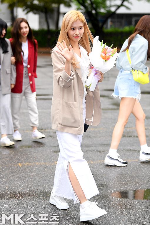 KBS 2TV Music Bank rehearsal was held at the public hall of KBS New Building in Yeouido, Yeongdeungpo-gu, Seoul on the 26th.Girl group Twice member Sana is greeting her hand on the way to the Music Bank rehearsal.