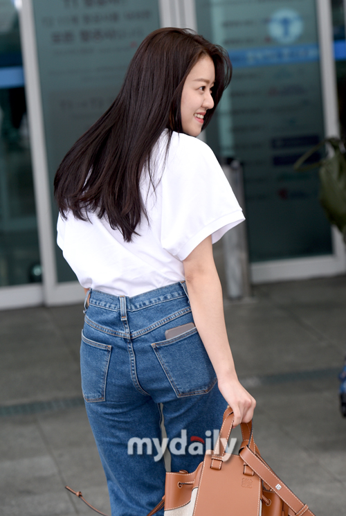 Go Ah-sung is leaving for Pukuok, Vietnam through Incheon International Airport on the morning of the 26th.