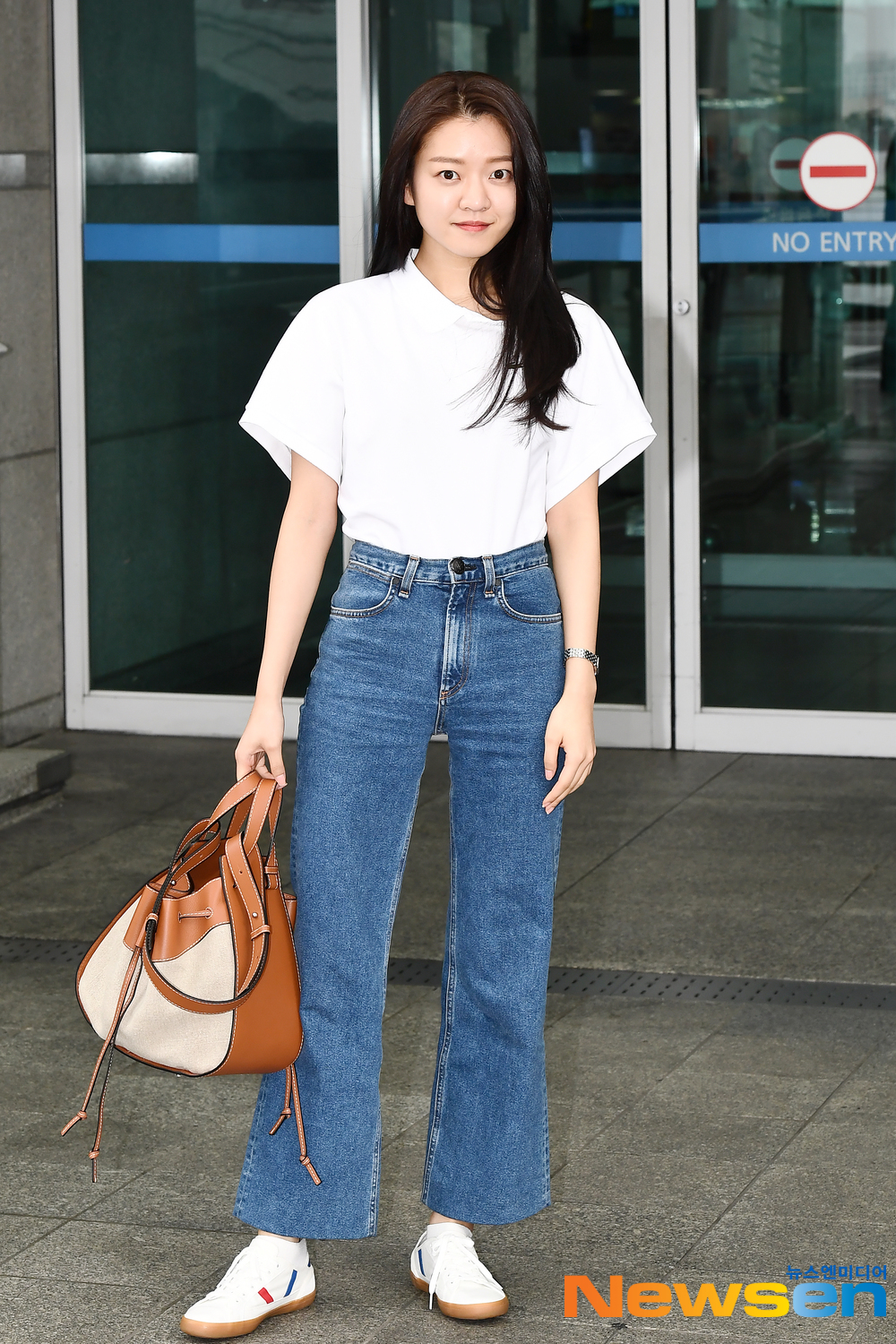 Actor Go Ah-sung left for the magazine photo shoot Vietnam Pukuok on April 26 at the Incheon International Airport in Unseo-dong, Jung-gu, Incheon.Actor Go Ah-sung is leaving for Vietnam Pukuok with an airport fashion.exponential earthquake