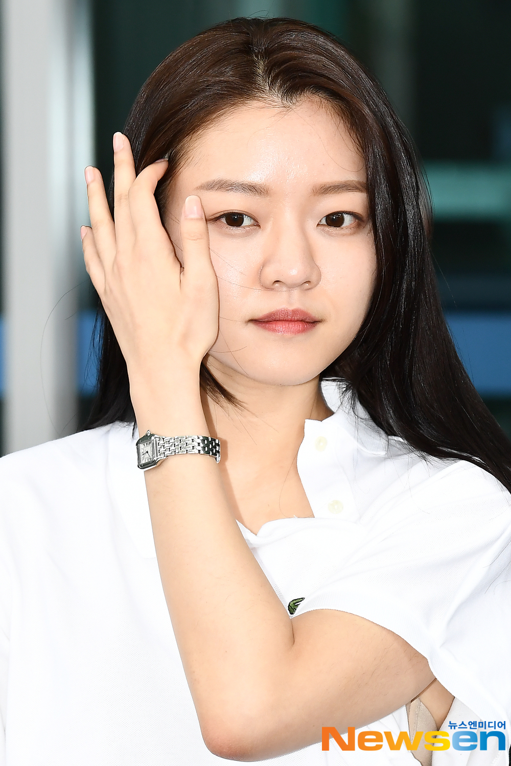 Actor Go Ah-sung left for the magazine photo shoot Vietnam Pukuok on April 26 at the Incheon International Airport in Unseo-dong, Jung-gu, Incheon.Actor Go Ah-sung is leaving for Vietnam Pukuok with an airport fashion.exponential earthquake