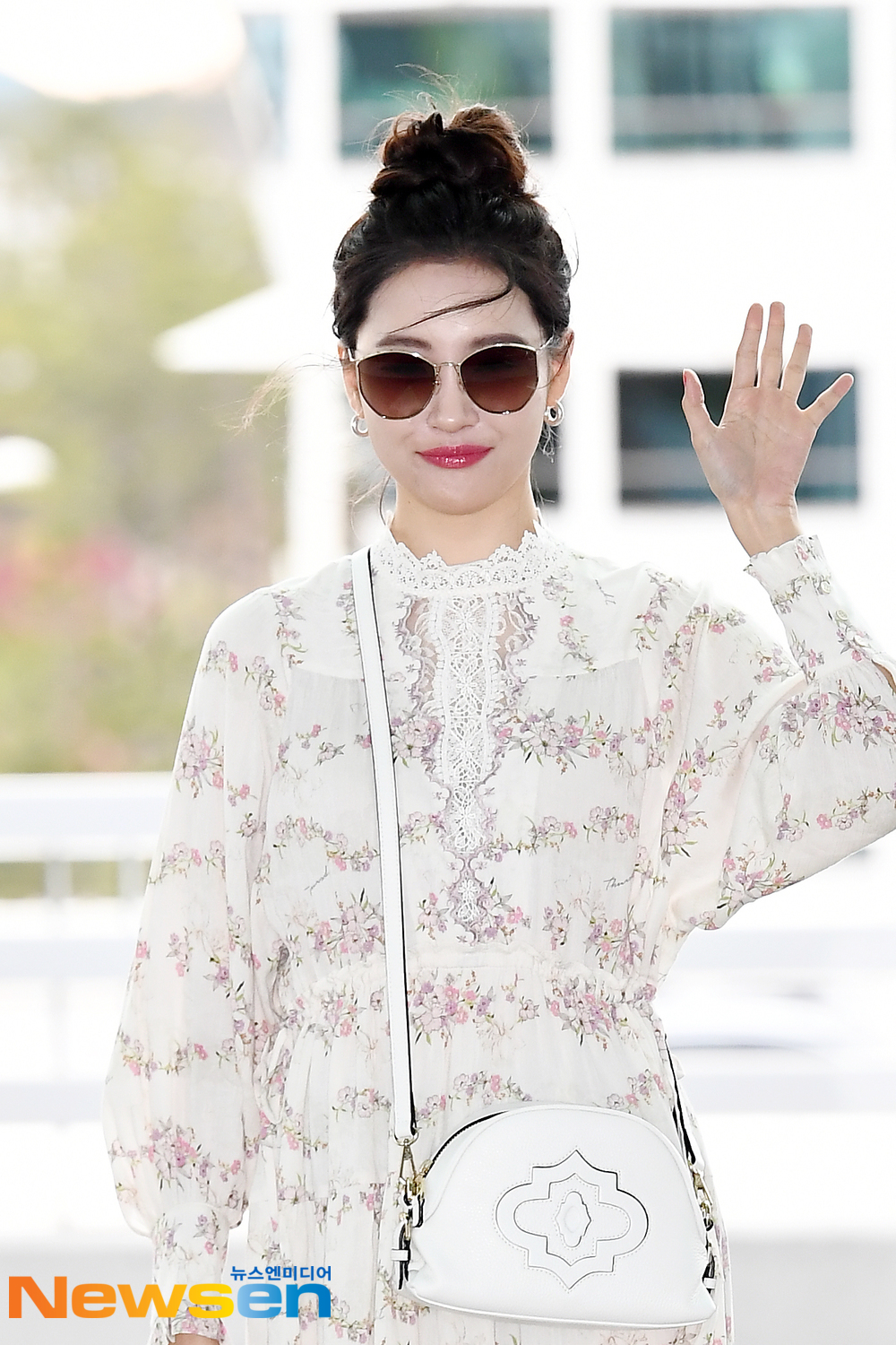 Singer Sunmi (SUNMI) departed for United States of America Los Angeles, a photo shoot car, on April 26 at the Incheon International Airport in Unseo-dong, Jung-gu, Incheon.Singer Sunmi (SUNMI) is leaving for United States of America Los Angeles with an airport fashion show.exponential earthquake