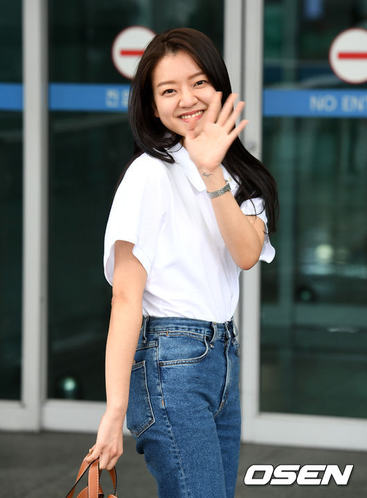 Actor Go Ah-sung left for Vietnam on the morning of the 26th through Incheon International Airport.Go Ah-sung poses for reporters as he enters airport