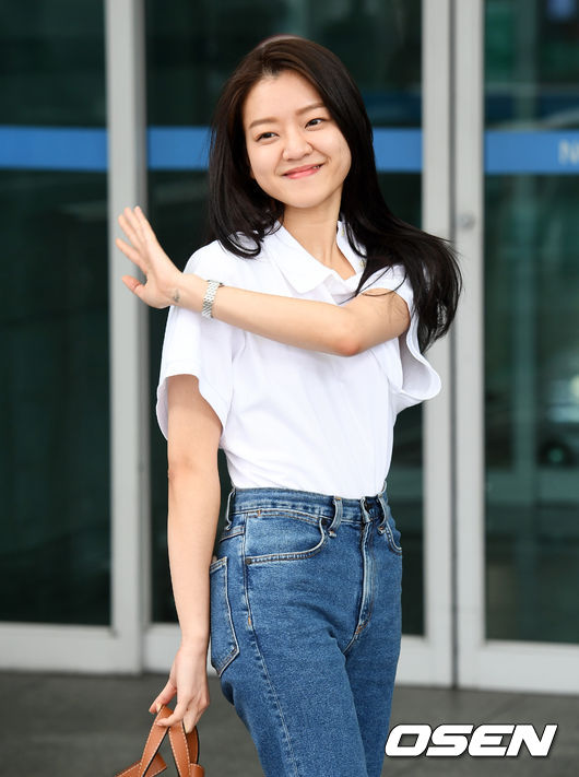 Actor Go Ah-sung left for Vietnam on the morning of the 26th at Incheon International Airport.Go Ah-sung poses for reporters as he enters airport