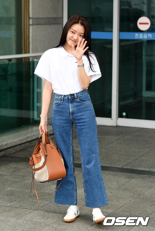 Actor Go Ah-sung left for Vietnam on the morning of the 26th through Incheon International Airport.Go Ah-sung poses for reporters as he enters airport