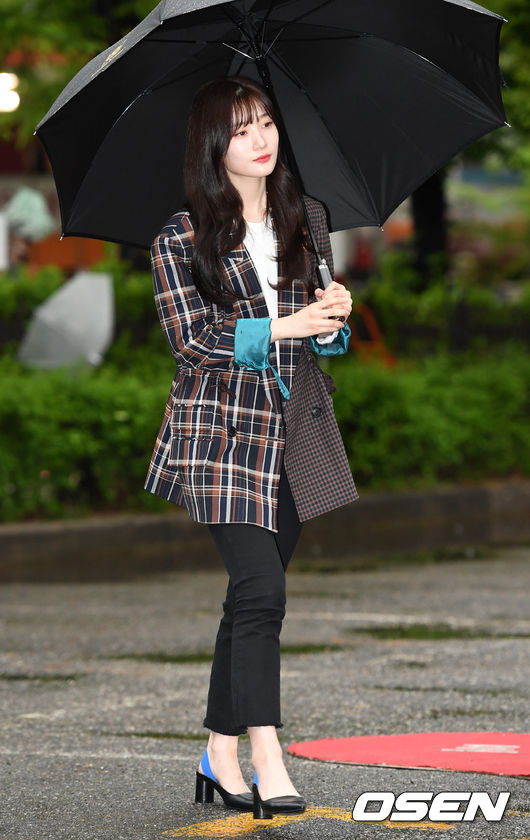 KBS 2TV Music Bank rehearsal was held at the KBS New Hall in Yeouido-dong, Seoul on the morning of the 26th.Girl group DIA Jung Chae-yeon is moving to rehearsal venue