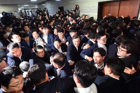 - 더불어민주당 의원들이 25일 국회 의안과에 공수처 설치 법안과 검경수사권 조정 법안을 의안과에 제출하려 하자 자유한국당 의원과 당직자들이 의안과 사무실 앞에서 이들을 가로막으면서 몸싸움을 벌이고 있다. 정연호 기자 tpgod@seoul.co.kr