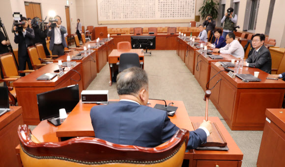 개의 알리는 이상민 사개특위위원장 - 국회 사법개혁특위 이상민위원장과 더불어민주당 소속 위원들이 26일 새벽 자유한국당 의원들의 봉쇄를 따돌리고 법사위 회의실에 진입해 사법개혁특위가 개의했다. 이상민 위원장이 개의를 알리는 의사봉을 두드리고 있다. 2019.4.26 연합뉴스