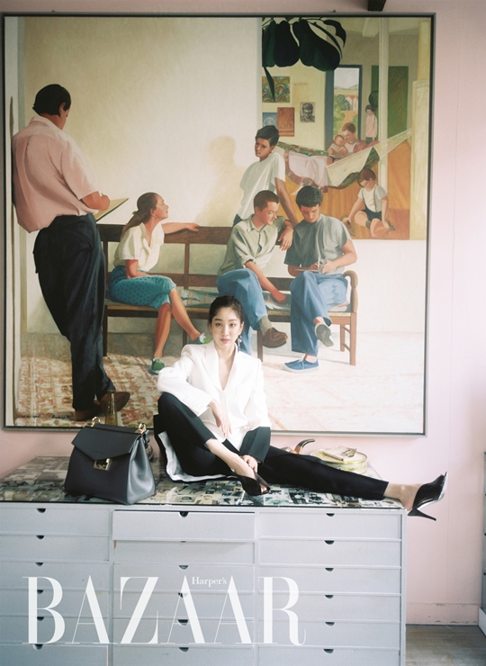 Actor Jung Ryeo-won has released a picture taken in Paris, France.This picture was held at an atelier in Paris, where she is famous for her interest in art.In the picture, Ryeowon showed a dreamy eye and bold pose in front of the artists work and showed a stylish charm.In particular, his feminine side is in the look of matching silk dresses with artistic prints and bold jewelery, and the modern black and white suit look is melted with a cool sense.Pictures and videos of Ryeowons sensual appearance can be found in the May issue of Harpers Bazaar Korea, on its website and Instagram.Photo Harpers Bazaar Korea provided by Harpers BAZAAR