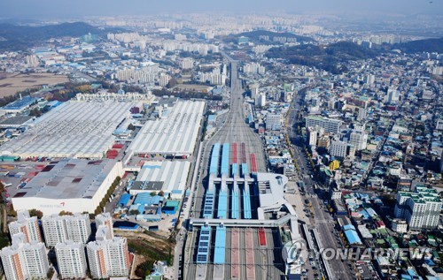 광주 송정역과 금호타이어 광주공장 사진은 지난 2018년 11월 5일 오전 헬기를 타고 내려다본 광주 광산구에서 송정역과 금호타이어 광주공장의 모습이 보인다.