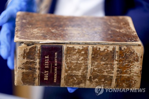 미국에 돌아온 1615년 판 '제네바 성경' [AP=연합뉴스]