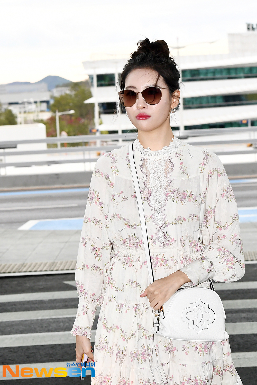 Singer Sunmi (SUNMI) departed for United States of America Los Angeles, a photo shoot car, on April 26 at the Incheon International Airport in Unseo-dong, Jung-gu, Incheon.Singer Sunmi (SUNMI) is leaving for United States of America Los Angeles with an airport fashion show.exponential earthquake