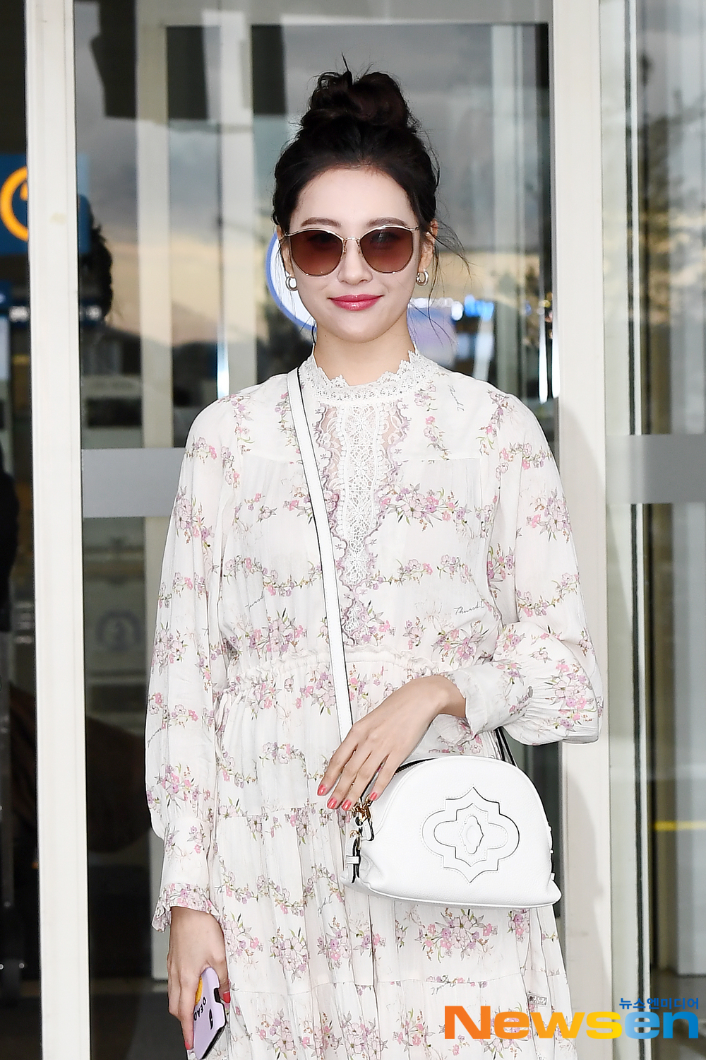 Singer Sunmi (SUNMI) departed for United States of America Los Angeles, a photo shoot car, on April 26 at the Incheon International Airport in Unseo-dong, Jung-gu, Incheon.Singer Sunmi (SUNMI) is leaving for United States of America Los Angeles with an airport fashion show.exponential earthquake