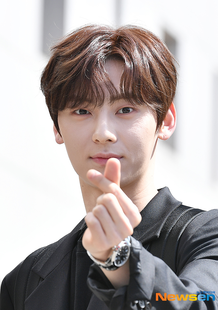 Singer NUEST Hwang Min-hyun poses during the recording of KBS 2TV Happy Together Season 4 at the KBS annex in Yeouido-dong, Yeongdeungpo-gu, Seoul, on the morning of April 27.useful stock