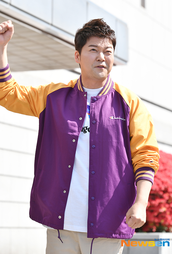 Jun Hyun-moo poses while watching fans gathered to watch NUEST Hwang Min-hyun, who played special MC, while attending the KBS 2TV Happy Together Season 4 recording at the KBS annex in Yeouido-dong, Yeongdeungpo-gu, Seoul, on April 27.useful stock