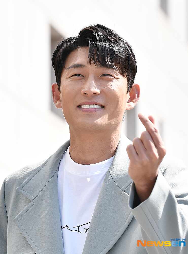 Actor Ko Joon poses at the KBS 2TV Happy Together Season 4 recording at the KBS annex in Yeouido-dong, Yeongdeungpo-gu, Seoul, on the morning of April 27.useful stock