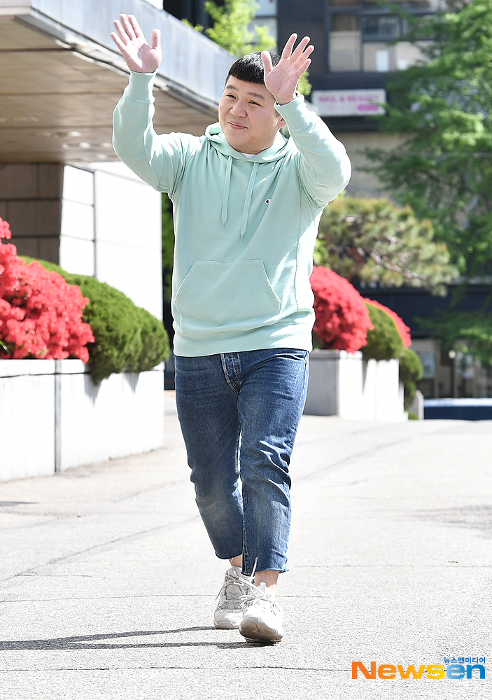 Jo Se-ho is attending the KBS 2TV Happy Together Season 4 recording at the KBS annex in Yeouido-dong, Yeongdeungpo-gu, Seoul, on the morning of April 27.useful stock