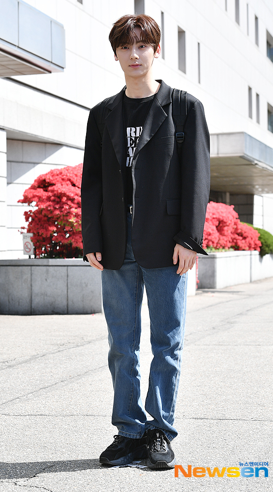 NUEST Hwang Min-hyun poses at the KBS 2TV Happy Together Season 4 recording held at the KBS annex in Yeouido-dong, Yeongdeungpo-gu, Seoul, on the morning of April 27.useful stock