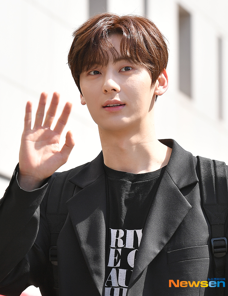 NUEST Hwang Min-hyeun poses during the recording of KBS 2TV Happy Together Season 4 at the KBS annex in Yeouido-dong, Yeongdeungpo-gu, Seoul, on the morning of April 27.useful stock