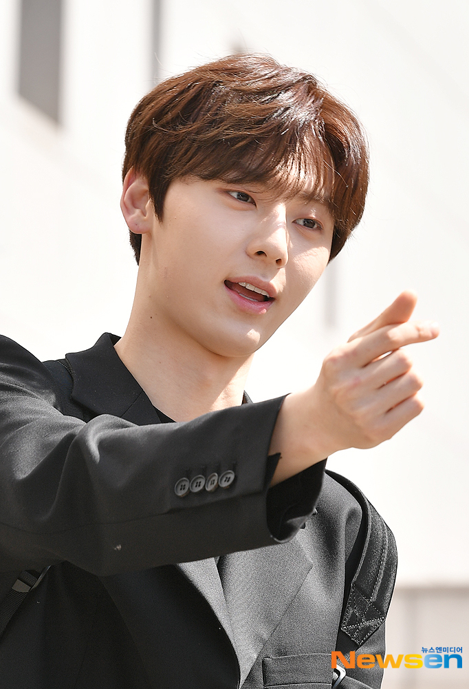 NUEST Hwang Min-hyeun poses during the recording of KBS 2TV Happy Together Season 4 at the KBS annex in Yeouido-dong, Yeongdeungpo-gu, Seoul, on the morning of April 27.useful stock