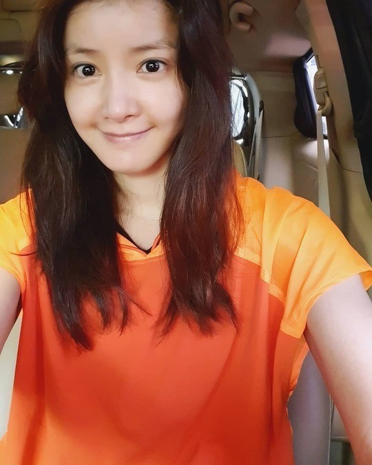 Actor Lee Si-young posted a picture on his 27th day with an article entitled The Way to Exercise in his instagram.Lee Si-young, who is in the public photo, is wearing a comfortable dress and taking pictures in the car.On the other hand, Lee is resting after KBS 2TV drama What is the wind.