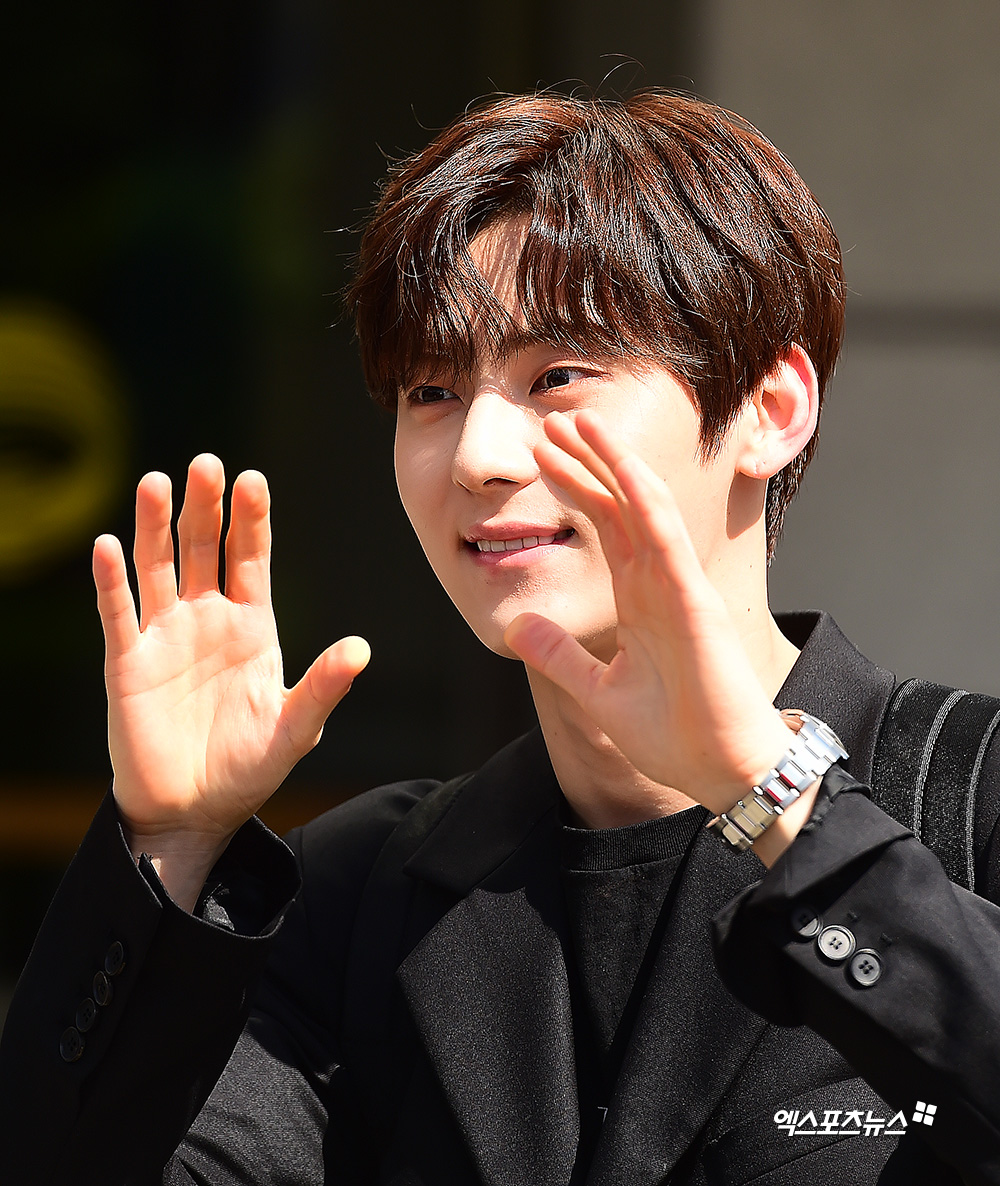 NUEST Hwang Min-hyun, who attended the KBS2 Happy Together 4 recording at the KBS annex in Yeouido-dong, Seoul on the morning of the 27th, has a photo time on his way to work.