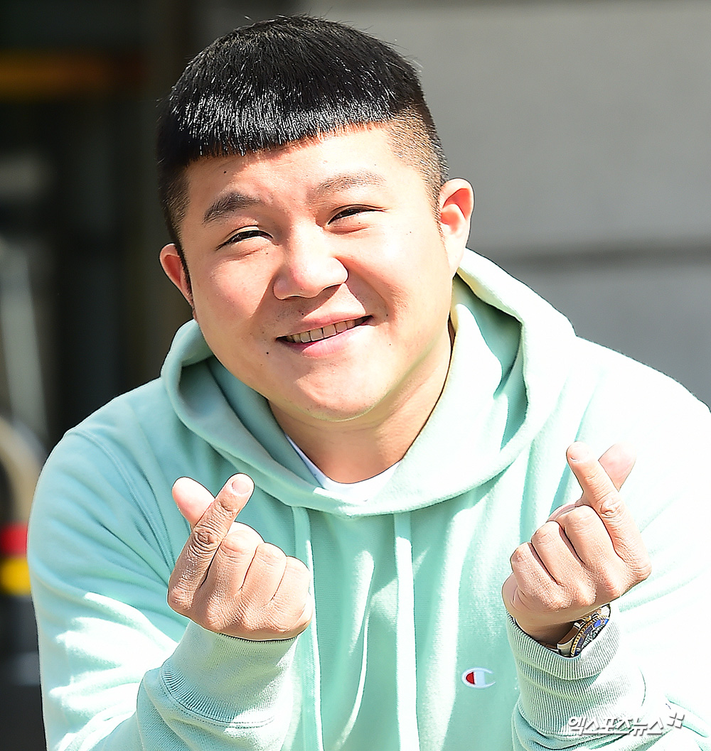 Jo Se-ho, who attended the KBS2 Happy Together 4 recording at the KBS annex in Yeouido-dong, Seoul on the morning of the 27th, has a photo time on his way to work.