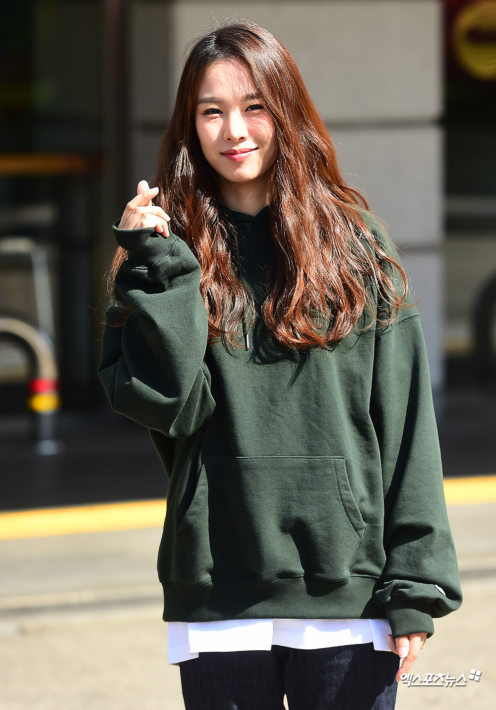 Jo Yoon-hee, who attended the KBS2 Happy Together 4 recording at the KBS annex in Yeouido-dong, Seoul on the morning of the 27th, has a photo time on his way to work.