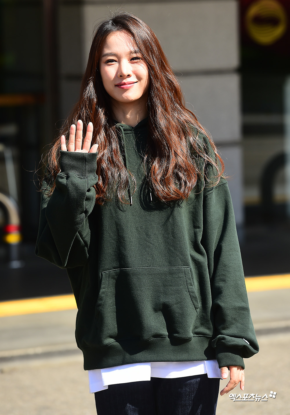 Jo Yoon-hee, who attended the KBS2 Happy Together 4 recording at the KBS annex in Yeouido-dong, Seoul on the morning of the 27th, has a photo time on his way to work.