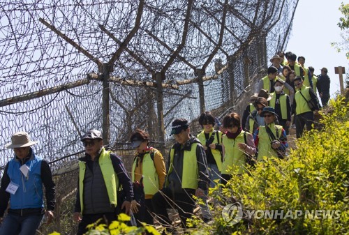 DMZ 평화의 길 찾은 시민들 (고성=연합뉴스) 윤동진 기자 = 4·27 남북정상회담 1주년인 27일 시민들이 강원도 고성군 'DMZ 평화의 길'을 걷고 있다. 2019.4.27 mon@yna.co.kr