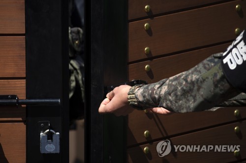 평화의 길 통문이 열리고 (고성=연합뉴스) 윤동진 기자 = 4·27 남북정상회담 1주년인 27일 강원도 고성군 'DMZ 평화의 길' 입구에서 군인이 통문을 열고 있다. 2019.4.27 mon@yna.co.kr