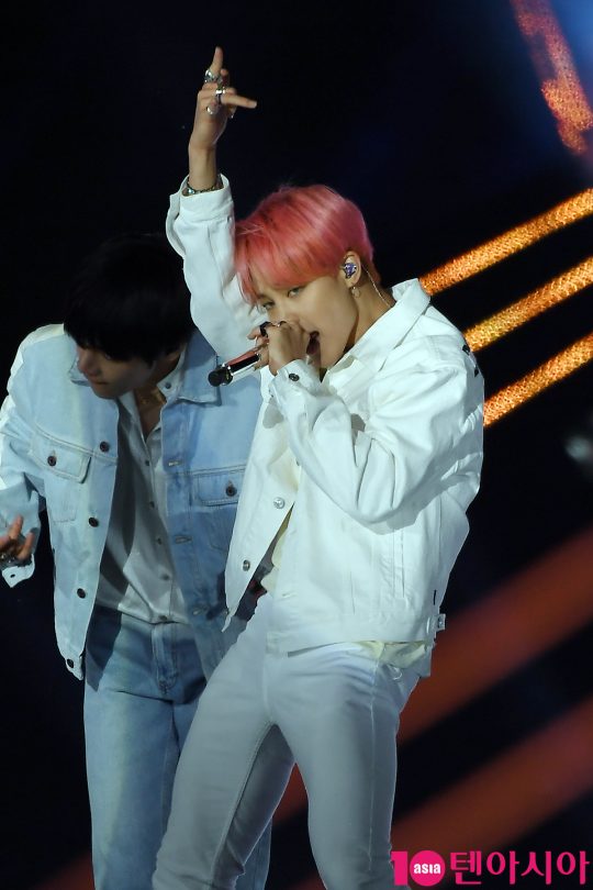 Group BTS Jimin attended the SBS Super Concert held at Gwangju World Cup Stadium on the afternoon of the 28th.The event was attended by BTS, Momo Land, Aizone, Enflying, Nature, The Boys, Twice, Tomorrow By Together, Hong Jin Young and Cherry Blet.