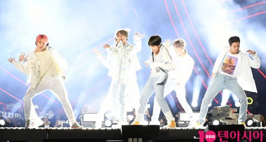 The group BTS attended the SBS Super Concert held at the Gwangju World Cup Stadium on the afternoon of the 28th.The event was attended by BTS, Momo Land, Aizwon, Enflying, Nature, The Boys, Twice, Tomorrow By Together, Hong Jin Young and Cherry Blett.